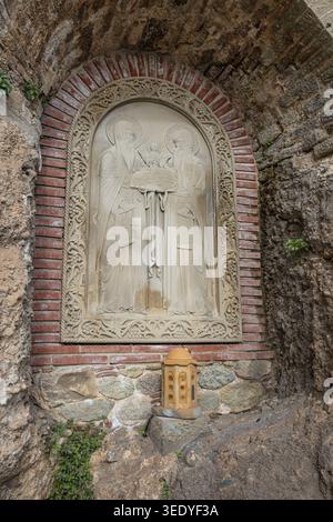 Météores, Kastraki, Thessalie, Grèce. 31 octobre 2023. Sanctuaire extérieur au monastère de Varlaam sur les formations rocheuses des Météores. Banque D'Images