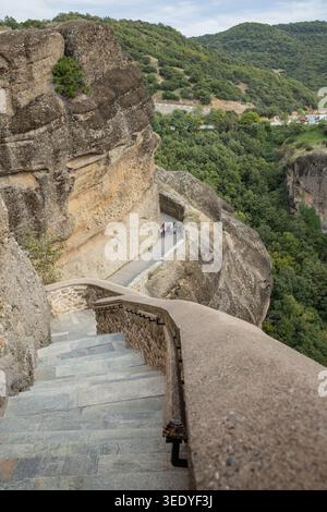 Météores, Kastraki, Thessalie, Grèce. 31 octobre 2023. Escaliers et passerelle au monastère de Varlaam sur les formations rocheuses des Météores. Banque D'Images