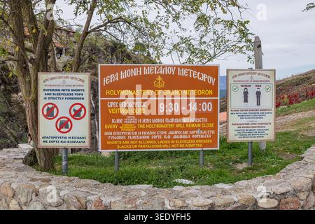 Météores, Kastraki, Thessalie, Grèce. 1er novembre 2023. Panneau à l'entrée du Saint Monastère du Grand Météoron. Banque D'Images