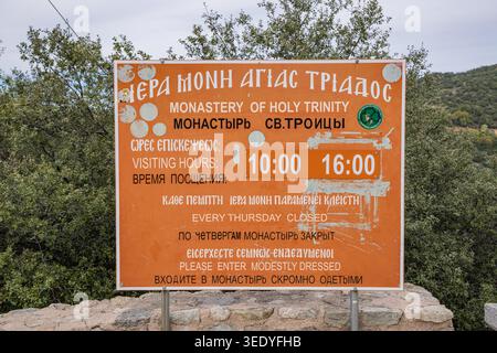 Météores, Kastraki, Thessalie, Grèce. 1er novembre 2023. Panneau à l'entrée du monastère de la Sainte Trinité sur les formations rocheuses des Météores. Banque D'Images