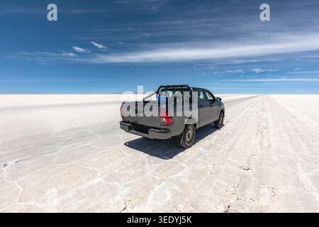 Camionnette conduisant dans Infinite White Horizon sur Salar de Uyuni Salt Flats, Bolivie – Adventure Road Trip Banque D'Images