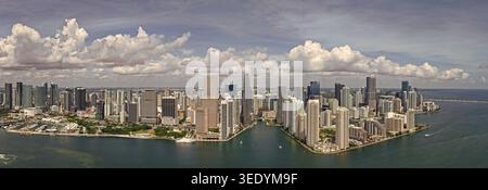Panorama de Brickell à Miami. Panorama des gratte-ciel de Miami par une journée ensoleillée. Vue panoramique sur Miami Beach et Brickell. Panorama célèbre de Brickell. Miami Banque D'Images