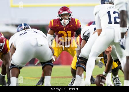 LOS ANGELES, Californie, États-Unis - 6 septembre 2025 : Jadyn Walker (31), linebacker de l'USC Trojans, regarde l'attaque lors d'un match de football de la NCAA. Banque D'Images