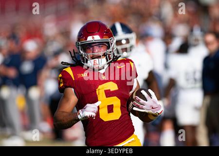 LOS ANGELES, Californie, États-Unis - 6 septembre 2025 : Makai Lemon (6), receveur de chevaux de Troie de l'USC, emmène la balle dans la zone finale lors d'un match de la NCAA. Banque D'Images