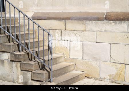 Marches en pierre avec une main courante en métal menant contre un mur de pierre texturé à borken, allemagne Banque D'Images