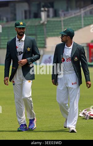 Le capitaine de l'équipe d'essais du Bangladesh Najmul Hossain Shanto (à droite) et le capitaine de l'équipe d'essais du Pakistan Shan Masood (à gauche) ont dévoilé le trophée de la série des deux essais de match au Banque D'Images
