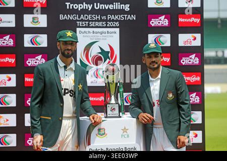 Le capitaine de l'équipe d'essais du Bangladesh Najmul Hossain Shanto (à droite) et le capitaine de l'équipe d'essais du Pakistan Shan Masood (à gauche) ont dévoilé le trophée de la série des deux essais de match au Banque D'Images