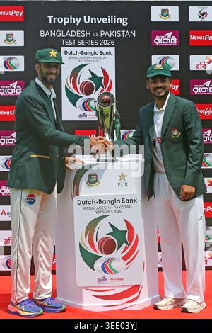 Le capitaine de l'équipe d'essais du Bangladesh Najmul Hossain Shanto (à droite) et le capitaine de l'équipe d'essais du Pakistan Shan Masood (à gauche) ont dévoilé le trophée de la série des deux essais de match au Banque D'Images