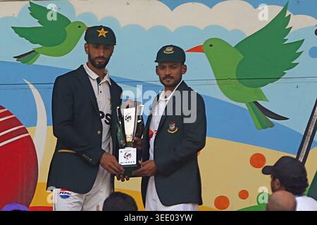 Le capitaine de l'équipe d'essais du Bangladesh Najmul Hossain Shanto (à droite) et le capitaine de l'équipe d'essais du Pakistan Shan Masood (à gauche) ont dévoilé le trophée de la série des deux essais de match au Banque D'Images