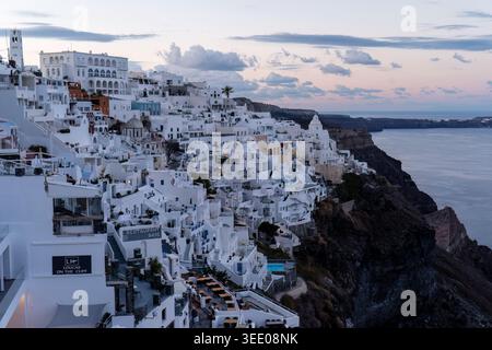 Santorin, Grèce - 9 octobre 2025 - vue en soirée de Fira Banque D'Images