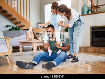 Famille heureuse, épaule ou jouer avec l'enfant à la maison pour créer des liens, le développement de l'enfance ou le soutien. Maman, papa et fille de transport avec le sourire pour Banque D'Images