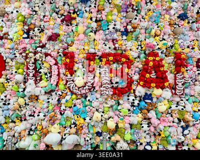 Disposition de nombreux jouets en peluche exposent Dubai Mall Banque D'Images