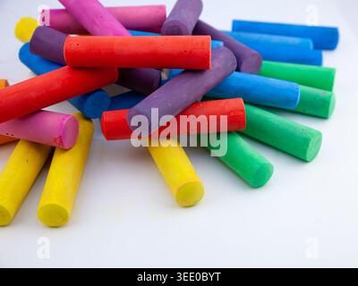 Des craies colorées collent. Placez la craie pour dessiner dans la rue. Passe-temps et artisanat. Retour à l'école Banque D'Images