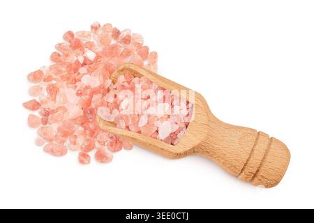 Sel rose de l'Himalaya dans une cuillère en bois isolé sur fond blanc. Vue de dessus. Pose à plat Banque D'Images