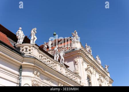 Vue sur le palais du Belvédère avec une architecture baroque ornée et des statues en marbre blanc sur un ciel bleu clair à Vienne, Vienne, Autriche. Banque D'Images