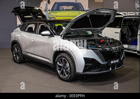 Riga, Lettonie - 24 avril 2026 : Donfeng Aeolus Mage est présenté au salon automobile avec son capot ouvert pour présenter le moteur. Banque D'Images