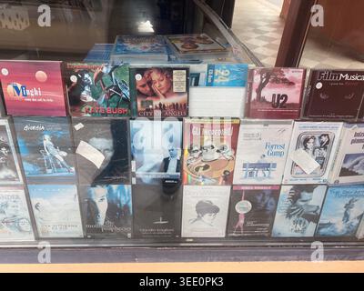 Cremona, Italie 9 avril 2026 sélection d'albums de musique et de films sur CD et DVD affichés dans une vitrine, offrant un mélange de divertissement et de Cu Banque D'Images
