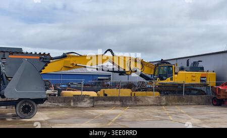 Excavatrice et équipement de dragage jaunes à usage intensif stockés dans une usine industrielle à Winkel, aux pays-Bas Banque D'Images