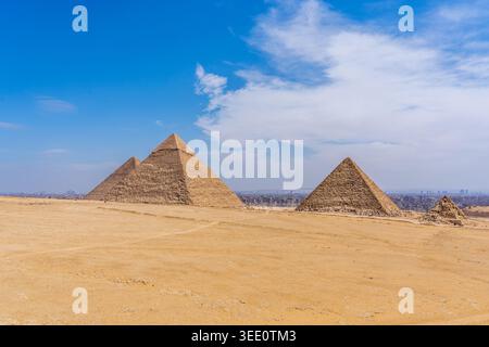 Vue d'ensemble du plateau de Gizeh avec les trois pyramides principales. Banque D'Images