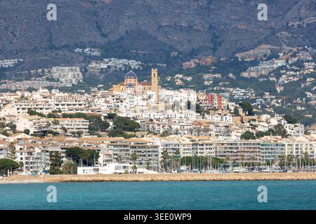 Le village espagnol d'Altea vu du parc naturel Serra Gelada Alicante, Communauté valencienne, Espagne Banque D'Images