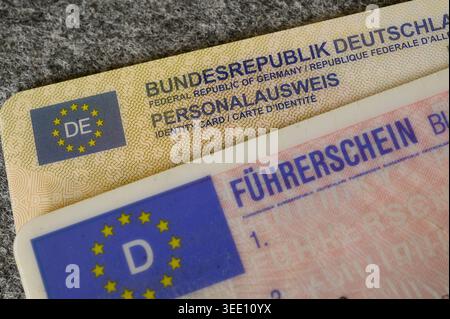 Personalausweis und Führerschein aus Deutschland , Deutschland, 08.05.2026, Ein deutscher Personalausweis und ein Führerschein liegen übereinander auf einer grauen Oberfläche. DAS Bild zeigt amtliche Ausweisdokumente in Nahaufnahme. *** Carte d'identité et permis de conduire d'Allemagne , Allemagne, 08 05 2026, Une carte d'identité allemande et un permis de conduire se trouvent l'un sur l'autre sur une surface grise la photo montre des documents d'identité officiels en gros plan Banque D'Images