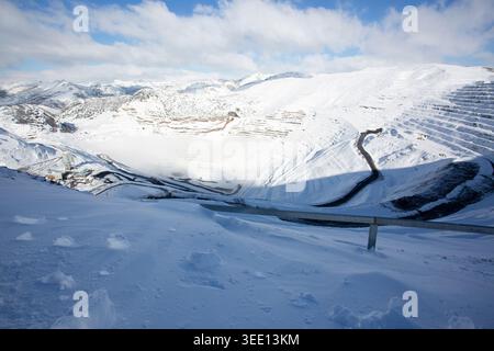 mine de charbon enneigée dans le nord de l'espagne Banque D'Images
