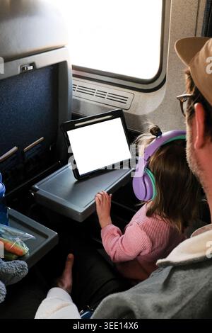 Papa et fille regarder Blank White Tablet sur les vacances en train Banque D'Images