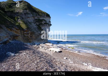 Côte de pierre de la mer du Nord faite de petits pavés. Pierres sur la plage. Galets sur le littoral. Banque D'Images