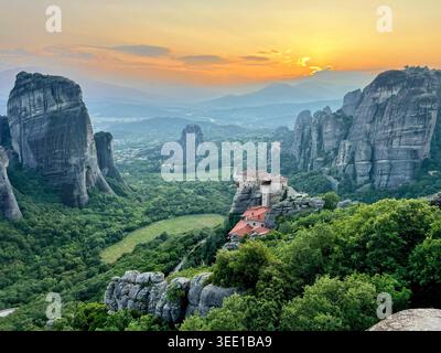 Superbe coucher de soleil sur les piliers rocheux et les anciens monastères des Météores, créant un paysage spectaculaire en Grèce centrale. Banque D'Images