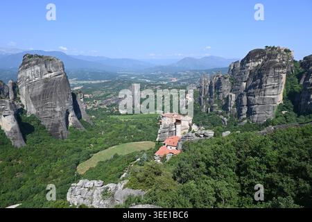 Vue panoramique sur la vallée des Météores avec des monastères perchés sur des piliers rocheux géants, Grèce. Banque D'Images