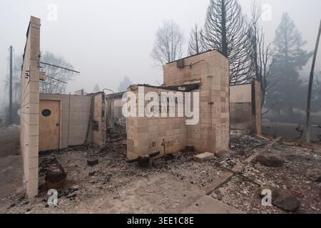 La bibliothèque de Greenville à Greenville, CA repose dans la fumée et les décombres le 6 août 2021 après que l'incendie de Dixie ait détruit la ville. Banque D'Images