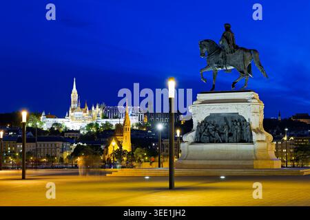 La statue équestre du comte Gyula Andrássy se dresse à Budapest. Les gens marchent à proximité au coucher du soleil Banque D'Images