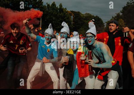 Les supporters belges habillés en Schtroumpfs célèbrent avec des flammes de fumée rouge et des boissons lors de la marche des fans belges à Cologne, en Allemagne, devant l'UEFA eu Banque D'Images