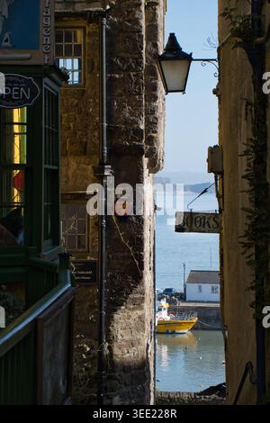 Aperçu du port de Tenby depuis le centre-ville au début du printemps Banque D'Images