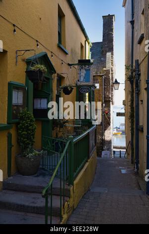 Aperçu du port de Tenby depuis le centre-ville au début du printemps Banque D'Images