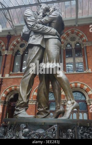 Paul Day : la sculpture du lieu de rencontre d'un couple enfermé dans une étreinte amoureuse, St Pancras Station, Londres Banque D'Images