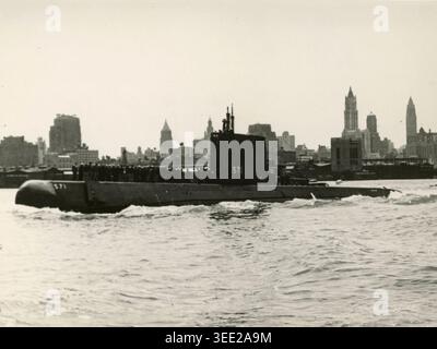 USS Nautilus (SSN-571), le premier sous-marin nucléaire opérationnel au monde, de retour au port de New York, États-Unis 1956 Banque D'Images