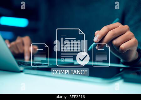 Homme d'affaires utilisant un stylet avec des icônes virtuelles de documents de conformité et des coches pour les normes réglementaires, la politique juridique et la gestion numérique Banque D'Images
