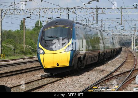 Avanti West Coast 11 voitures Pendolino 390127 en service 1A23 le service 0955 Manchester Piccadilly-London Euston à Rugeley Trent Valley le 08 mai 2026 Banque D'Images