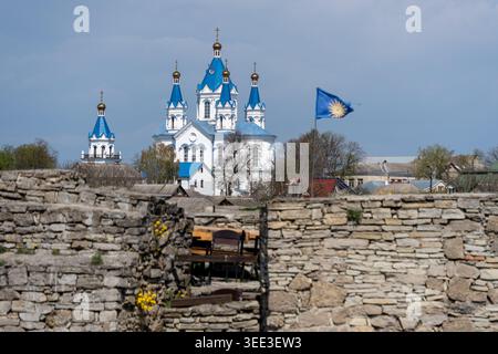 Vue de la cathédrale blanche de George avec des dômes bleus et des croix dorées vu derrière les murs de pierre anciens de la forteresse Kamianets-Podilskyi, K Banque D'Images