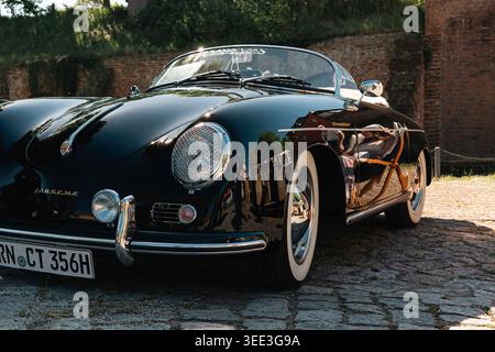 BERLIN, ALLEMAGNE - 2 MAI 2026. Une voiture de collection Porsche est exposée à Oldtimer Open Air à l'intérieur de Zitadelle Spandau lors d'une exposition de véhicules anciens à Banque D'Images