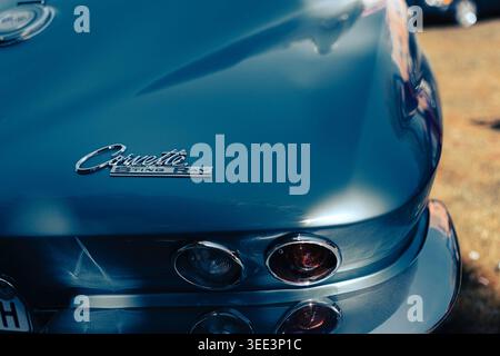 BERLIN, ALLEMAGNE - 2 MAI 2026. Gros plan de l'emblème Corvette Sting Ray et des feux arrière d'une voiture de sport classique bleue à Oldtimer Open Air. Banque D'Images
