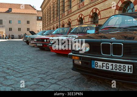 BERLIN, ALLEMAGNE - 2 MAI 2026. Les voitures classiques BMW sont exposées dans une rangée lors de l'Oldtimer Open Air à Zitadelle Spandau, une exposition de véhicules anciens Banque D'Images