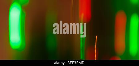 Lumières bokeh fluo abstraites avec effet flou vert et rouge pour un fond nocturne vibrant Banque D'Images
