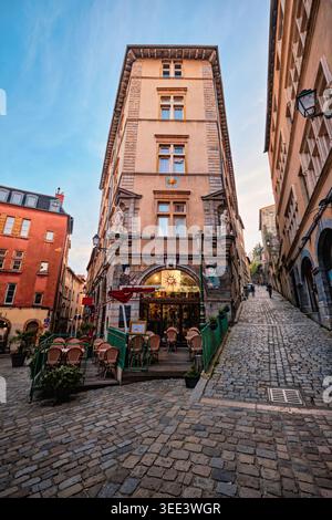 Lyon, France - 19 mars 2026 : vue imprenable sur l'historique rue Saint-Jean dans le Vieux Lyon avec des bâtiments et des boutiques colorés de la Renaissance Banque D'Images