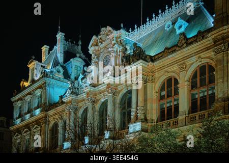 Lyon, France - 19 mars 2026 : vue nocturne de la façade illuminée et des sculptures ornées du bâtiment historique de l'Hôtel de ville de Lyon Banque D'Images