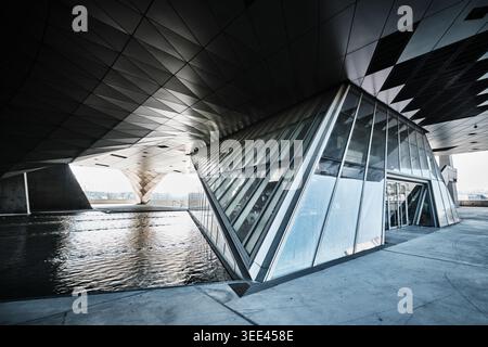 Lyon, France - 19 mars 2026 : vue extérieure de l'architecture déconstructiviste et piscine réfléchissante sous le bâtiment du Musée des Confluences Banque D'Images
