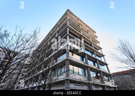 Lyon, France - 19 mars 2026 : vue extérieure en angle bas de la façade moderne en treillis de béton de l'immeuble de bureaux Christian Kerez à Confluence Banque D'Images