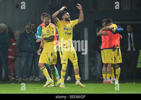 Fares Ghedjemis de Frosinone Calcio célèbre après avoir marqué le but de 3-0 lors de la 38ème journée du Championnat de Serie B entre Frosinone Calcio contre Modène 1911 au stade Benito Stirpe le 8 mai 2026 à Frosinone, Italie. Crédit : Domenico Cippitelli/Alamy Live News Banque D'Images