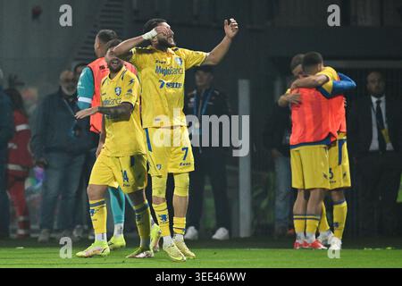 Fares Ghedjemis de Frosinone Calcio célèbre après avoir marqué le but de 3-0 lors de la 38ème journée du Championnat de Serie B entre Frosinone Calcio contre Modène 1911 au stade Benito Stirpe le 8 mai 2026 à Frosinone, Italie. Crédit : Domenico Cippitelli/Alamy Live News Banque D'Images